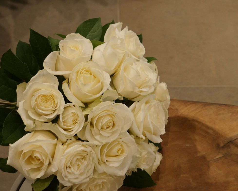 Bouquet rond de roses blanches